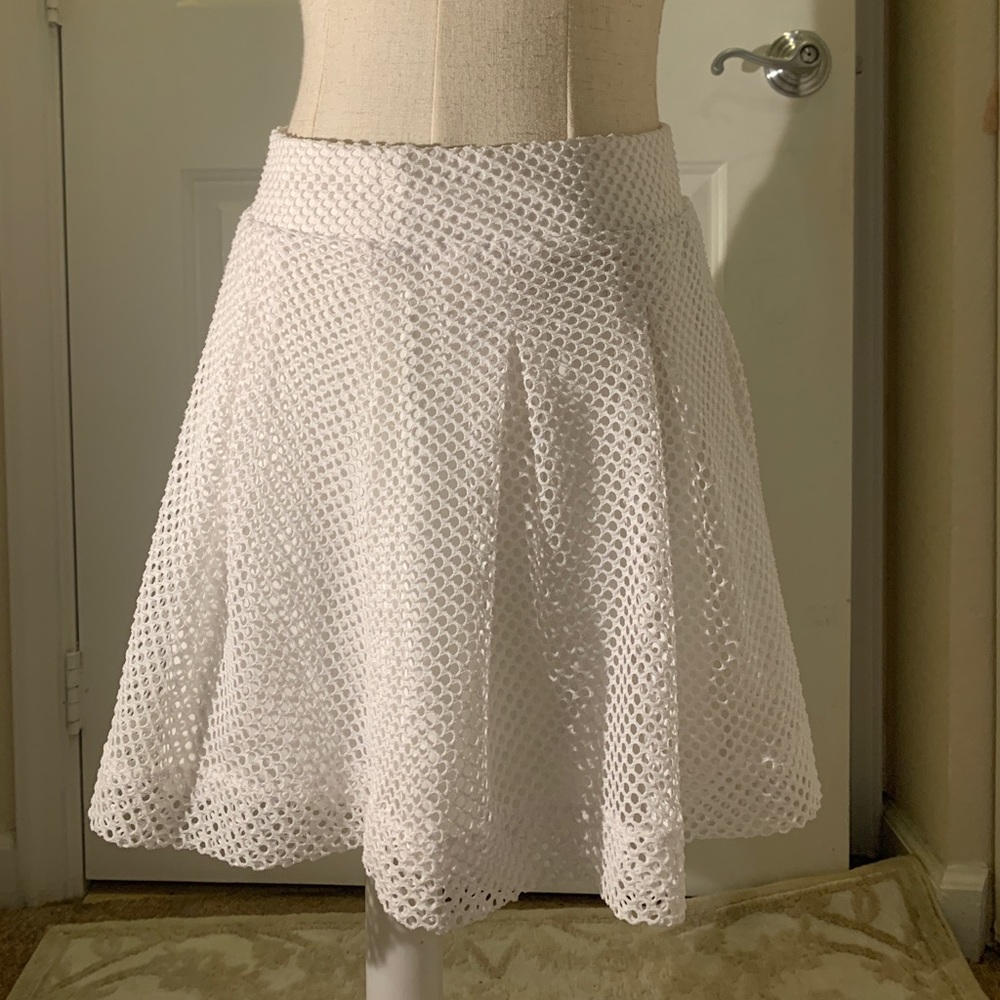 Banana Republic mini circle mesh skirt - size 4P - white